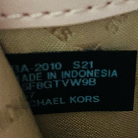 Michael Kors Jet Set Travel Large Flat Phone Case - Picture 9 of 11